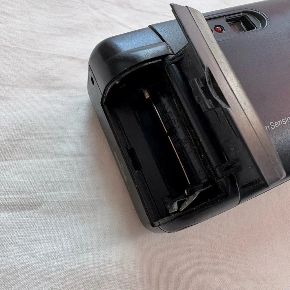 Polaroid 2000FF Focus Free Auto Flash 35 MM Film Red Eye Reduction Camera